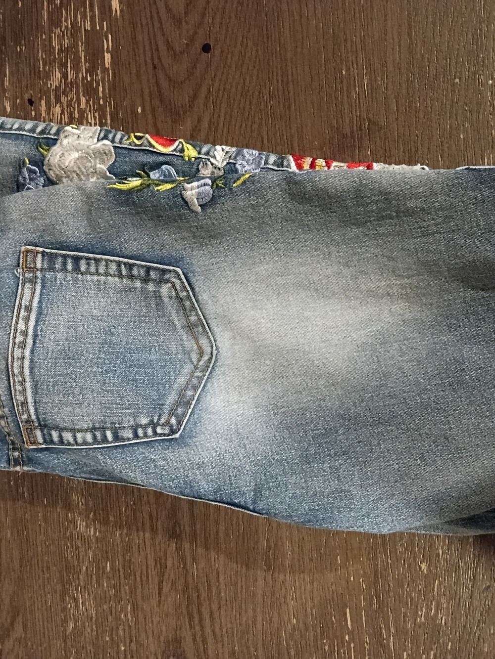 Women’s Light Wash Embroidered Floral Jeans - Picture 4 of 4